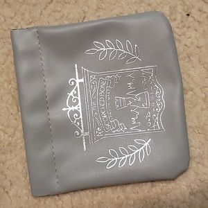 White London Hinged Travel Pocket